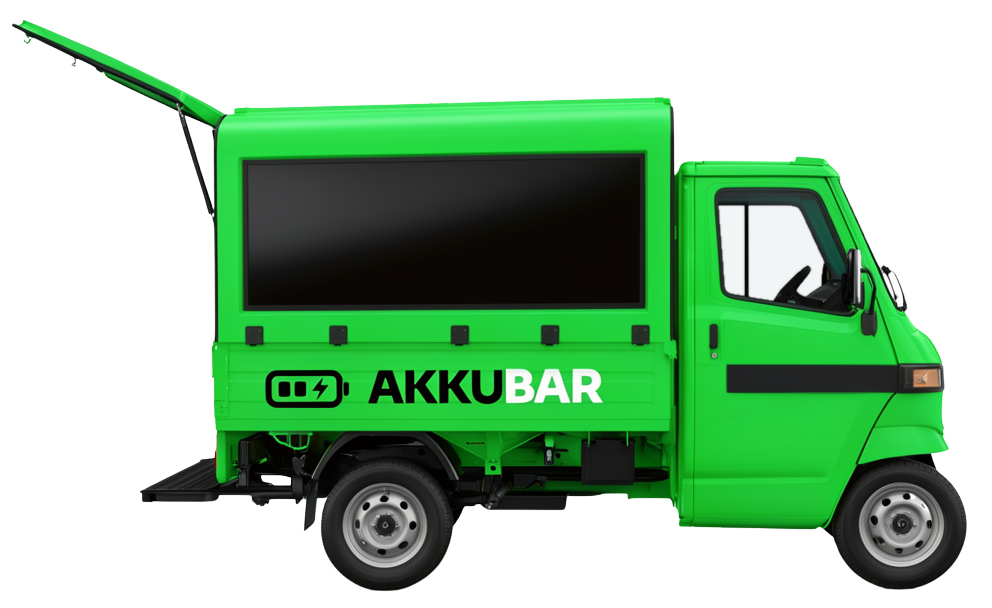 Grüne AKKUBAR-Ladestation auf einem Piaggio Ape mit großem Werbescreen